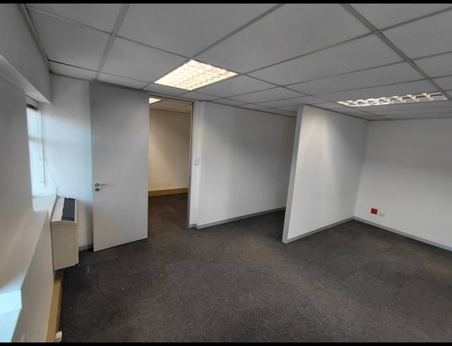 111M² OFFICE TO LET IN FOURWAYS